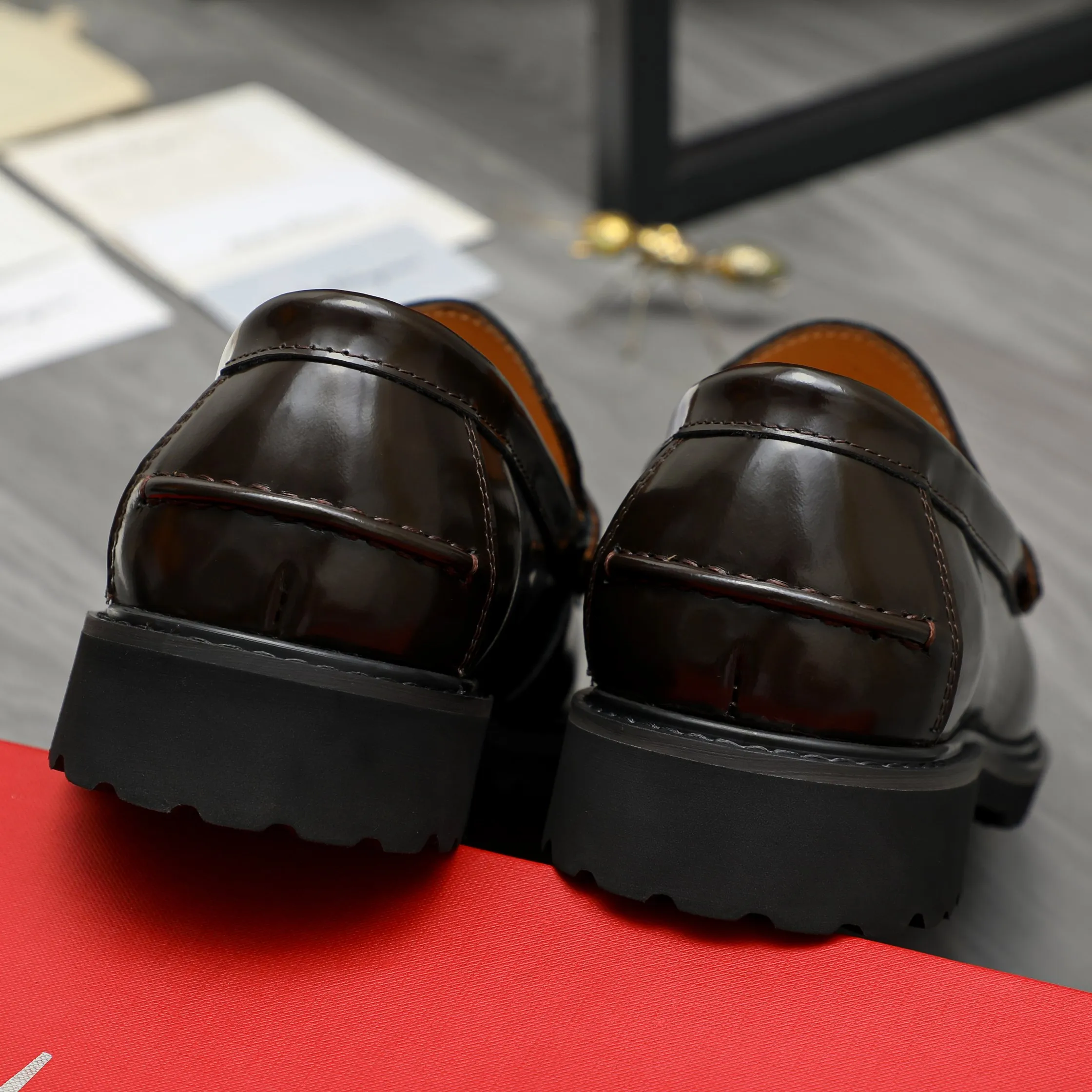 Men's shoes 💰442 Product trademark: Ferragamo "Ferragamo" business formal leather shoes Regular size: 38-46 (45.46 custom-made and non-returnable) Product materials: Selected pearlescent cowhide upper, cowhide lining, non-slip rubber outsole
